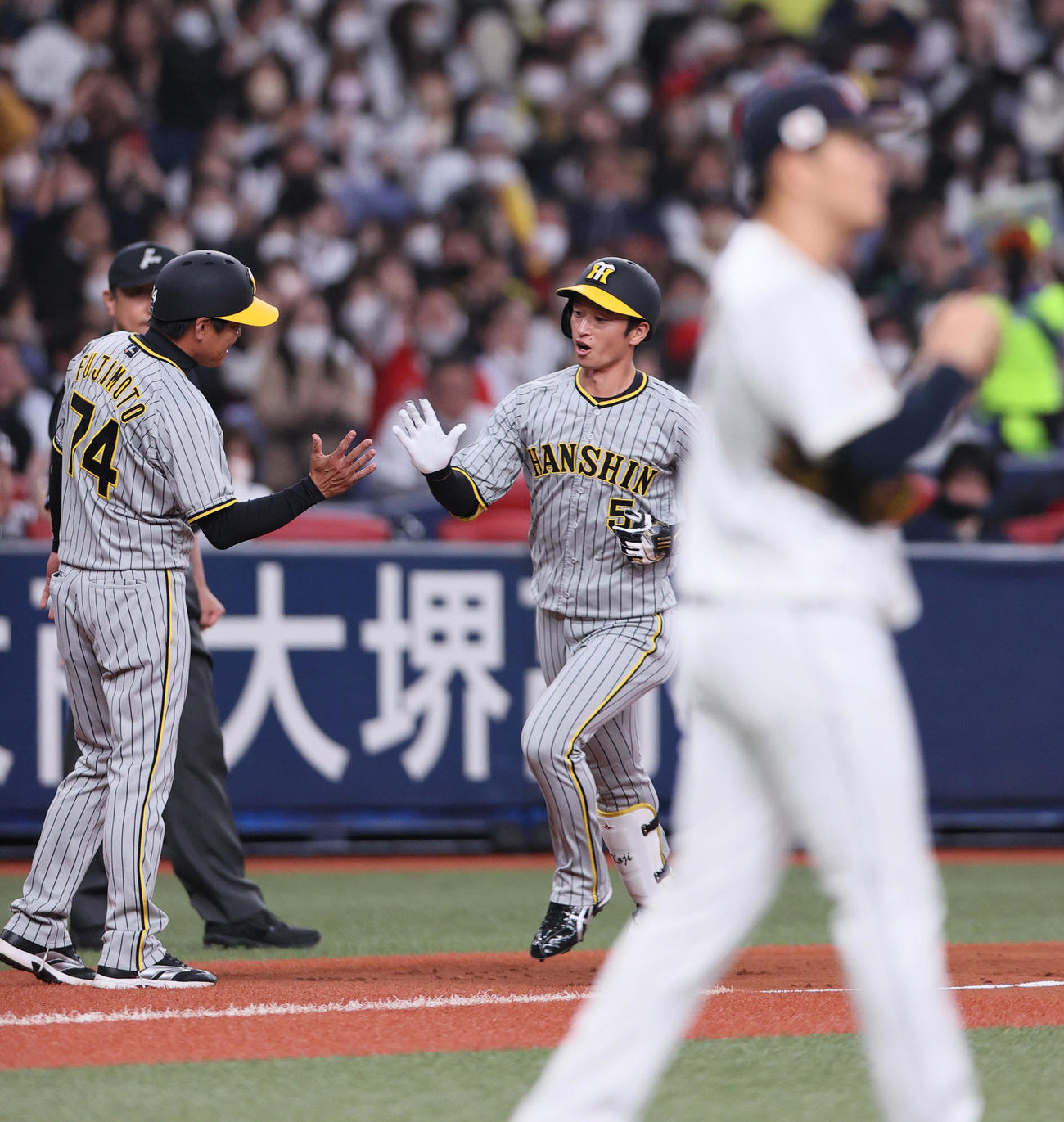 阪神対侍ジャパン　3回裏阪神2死、近本（右）は山本（手前）からは右越え本塁打を放つ（撮影・上山淳一）