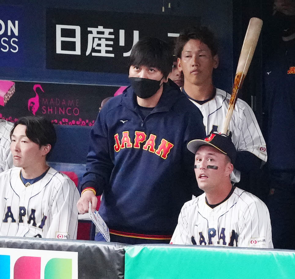 阪神対侍ジャパン　1回表侍ジャパン2死、大谷の打席時にビジョンを見つめる水原通訳（中央）（撮影・江口和貴）