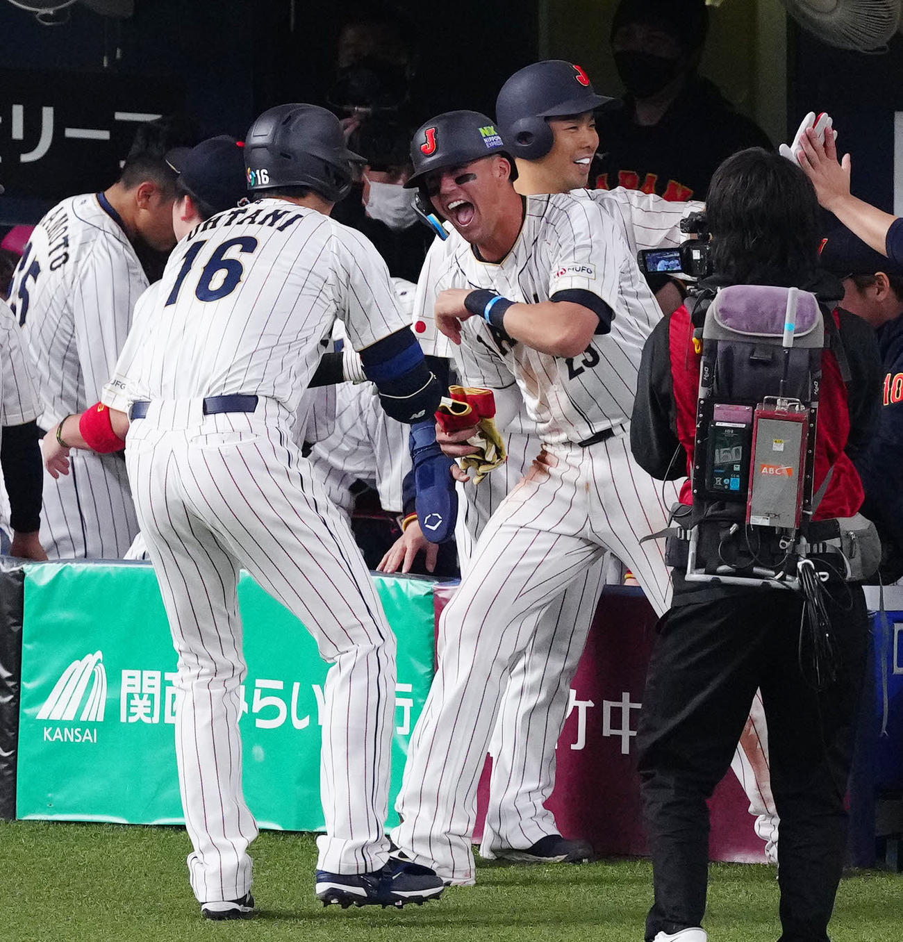 阪神対侍ジャパン　3回表侍ジャパン2死一、二塁、3点本塁打を放った大谷（左）と喜ぶヌートバー（撮影・江口和貴）