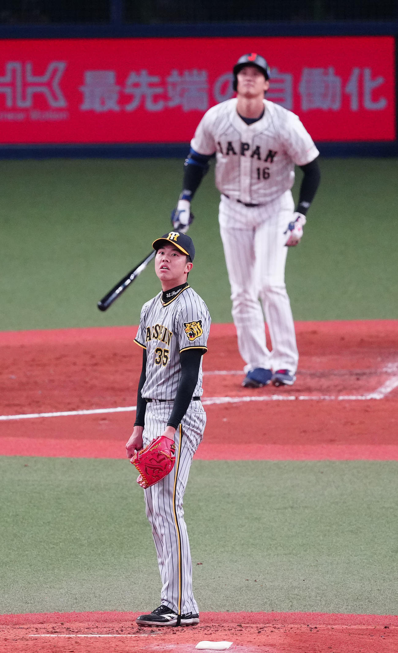 阪神対侍ジャパン　3回表侍ジャパン2死一、二塁、大谷（後方）に中越え3点本塁打を浴びる才木（撮影・江口和貴）