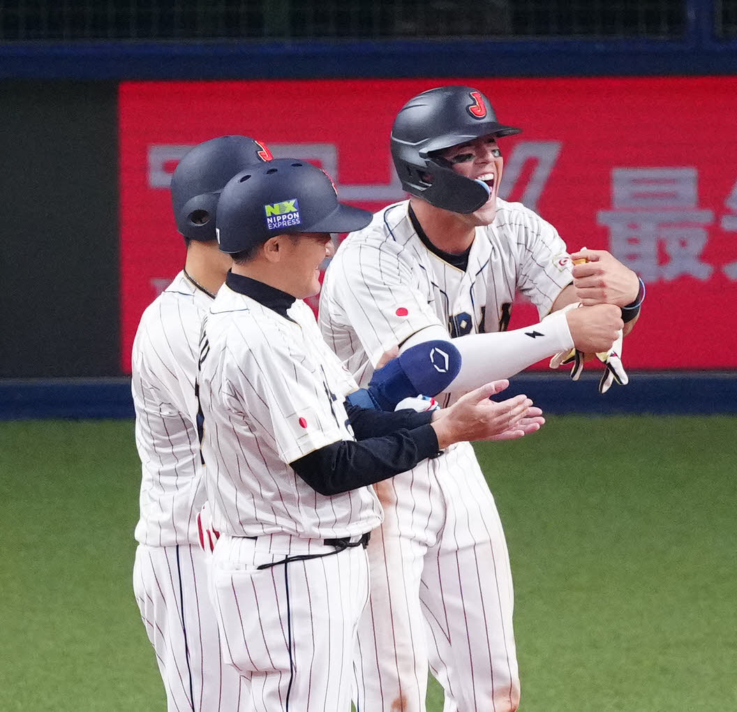 阪神対侍ジャパン　3回表侍ジャパン2死一、二塁、3点本塁打を放った大谷を迎えるヌートバー（右）（撮影・江口和貴）