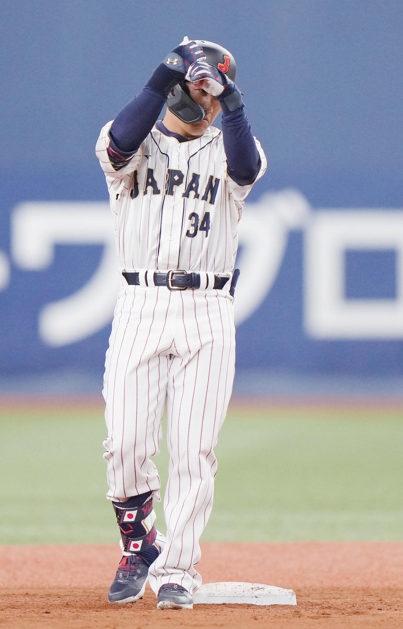 阪神対侍ジャパン　5回表侍ジャパン2死一塁、適時二塁打を放ち、ポーズを決める吉田（撮影・狩俣裕三）