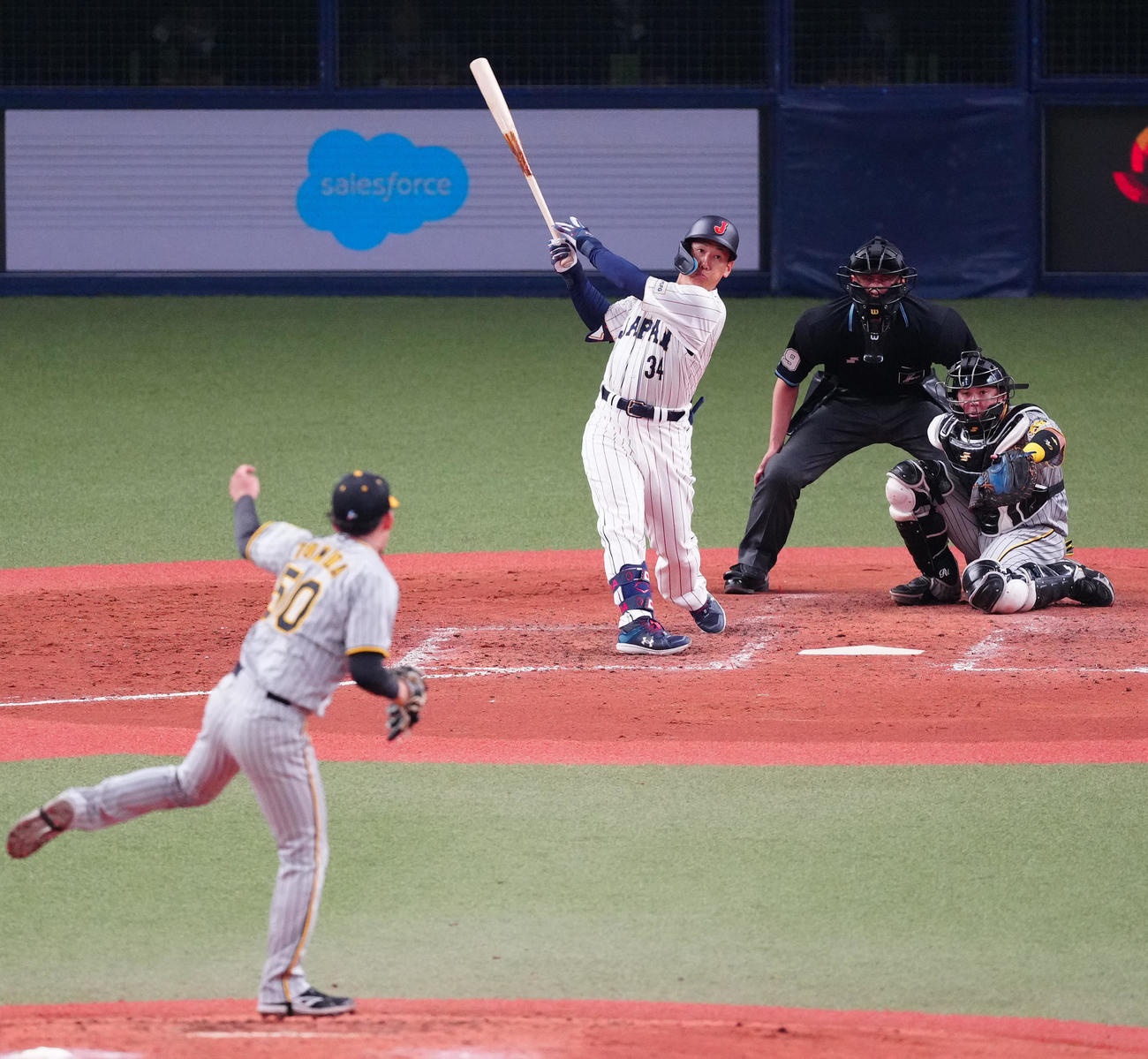 阪神対侍ジャパン　5回表侍ジャパン2死一塁、適時二塁打を放つ吉田。投手富田（撮影・江口和貴）