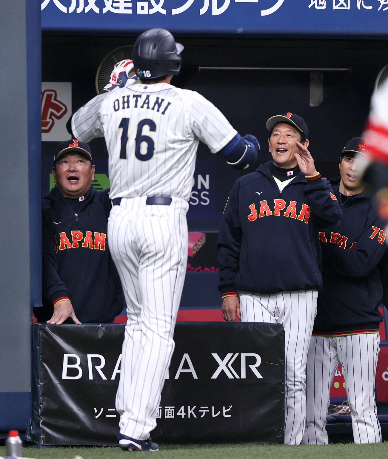 阪神対侍ジャパン　5回表侍ジャパン2死一、二塁、2打席連続3点本塁打を放った大谷（手前）を笑顔で出迎える栗山監督（右から2人目）（撮影・上山淳一）
