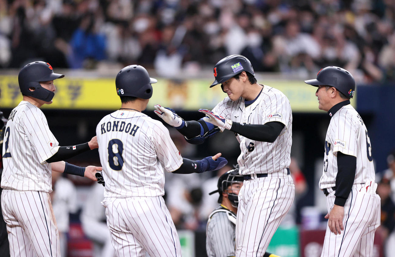 阪神対侍ジャパン　5回表侍ジャパン2死一、二塁、大谷（右から2人目）は2打席連続3点本塁打を放ち生還する（撮影・上山淳一）