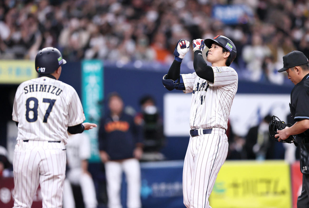 阪神対侍ジャパン　5回表侍ジャパン2死一、二塁、大谷は2打席連続3点本塁打を放ち生還する（撮影・上山淳一）