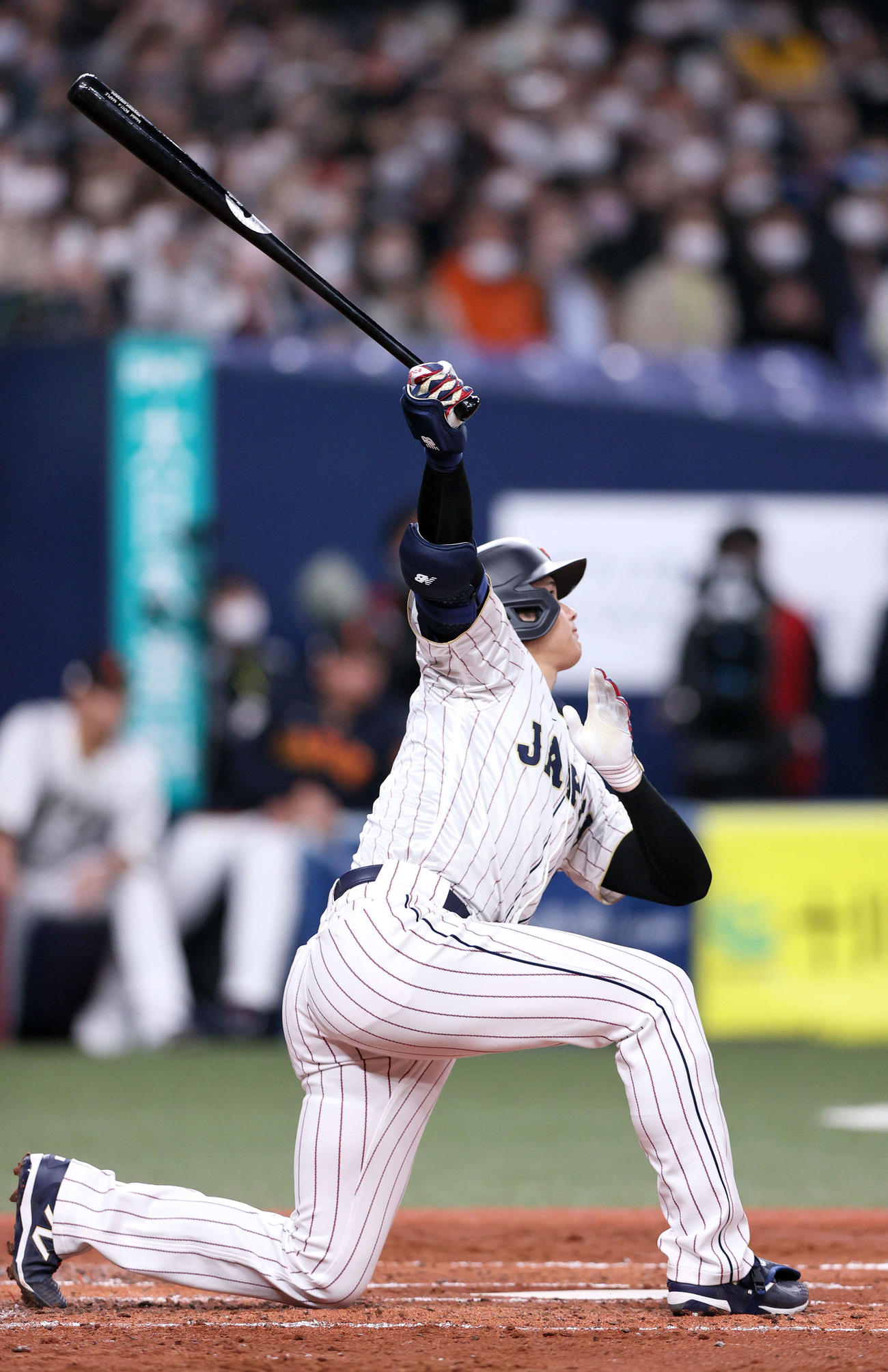 阪神対侍ジャパン　3回表侍ジャパン2死一、二塁、大谷はひざをつきながら中越え3点本塁打を放つ（撮影・上山淳一）