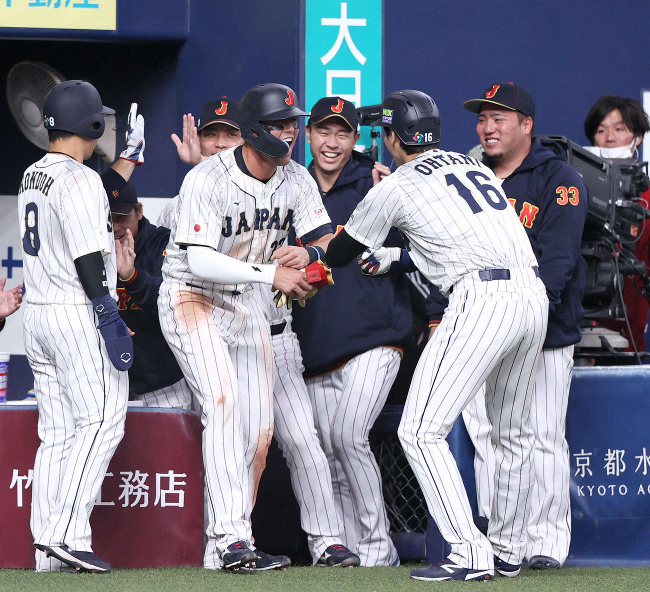 阪神対侍ジャパン　3回表侍ジャパン2死一、二塁、大谷（手前右）は中越え3点本塁打を放ちベンチ前でヌートバーらと喜び合う（撮影・上山淳一）