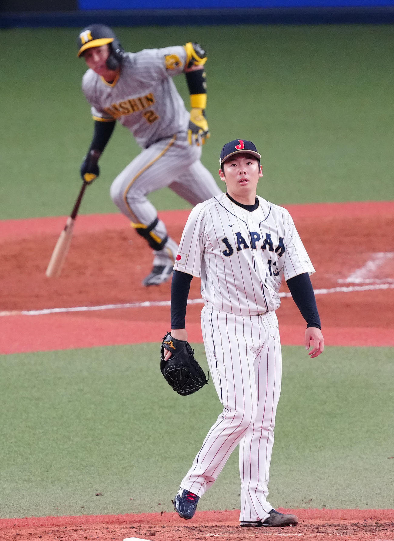 阪神対侍ジャパン　7回裏阪神1死、梅野（後方）を中飛に仕留める松井（撮影・江口和貴）
