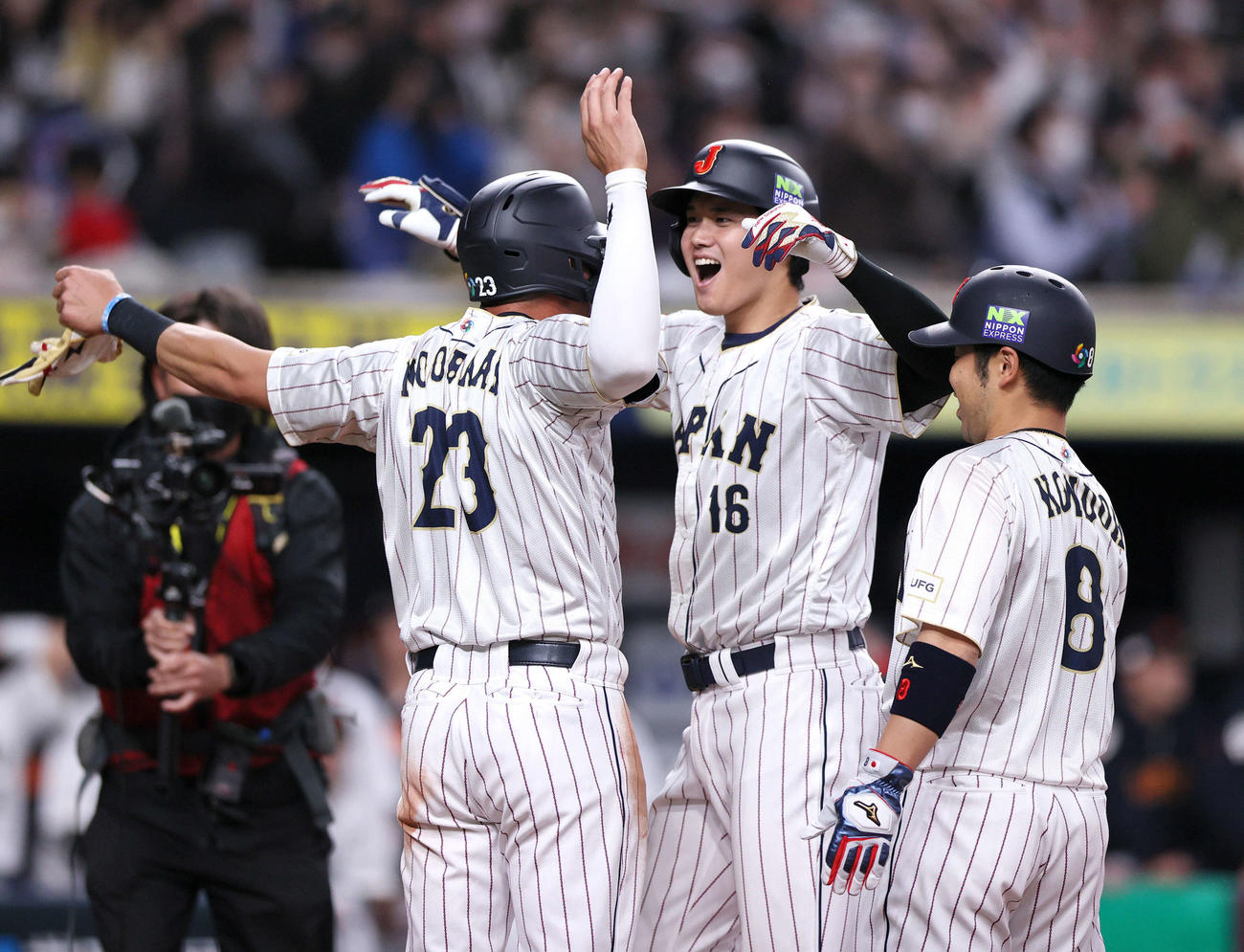 阪神対侍ジャパン　3回表侍ジャパン2死一、二塁、大谷（中央）は中越え3点本塁打を放ち、ヌートバー（左）に迎えられ笑顔。右は近藤（撮影・上山淳一）