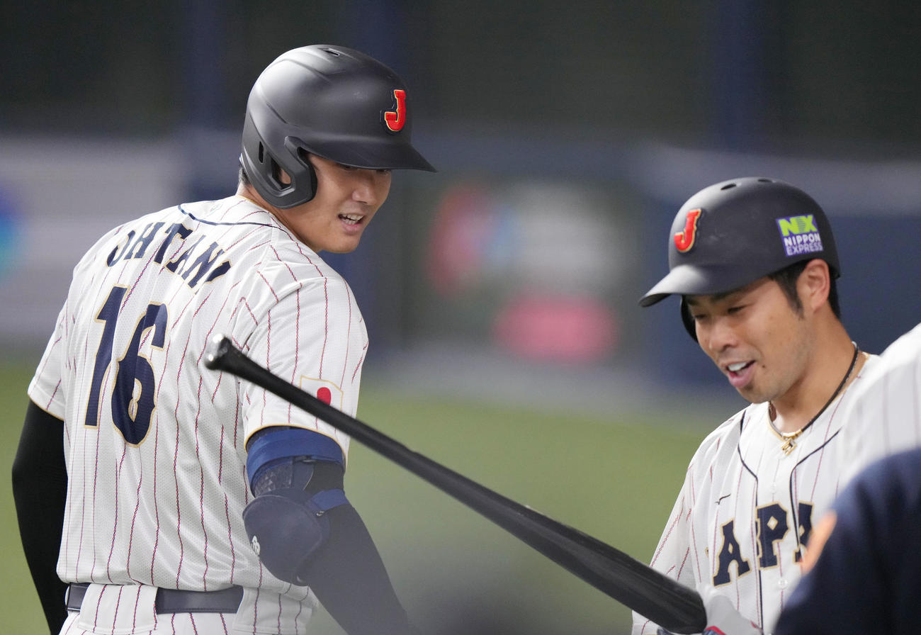 阪神対侍ジャパン　5回表侍ジャパン2死一、二塁、この日2本目となる3点本塁打を放ち、ベンチ前で近藤（右）と折れたバットを見つめる大谷（撮影・狩俣裕三）