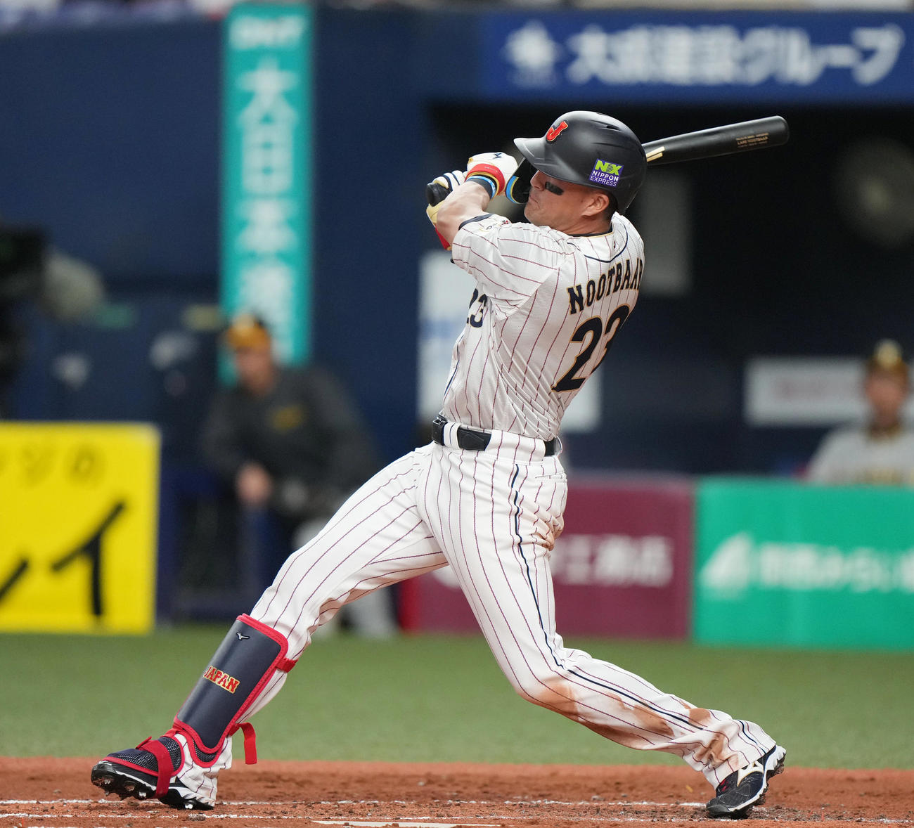 阪神対侍ジャパン　3回表侍ジャパン2死三塁、先制適時打を放つヌートバー（撮影・狩俣裕三）