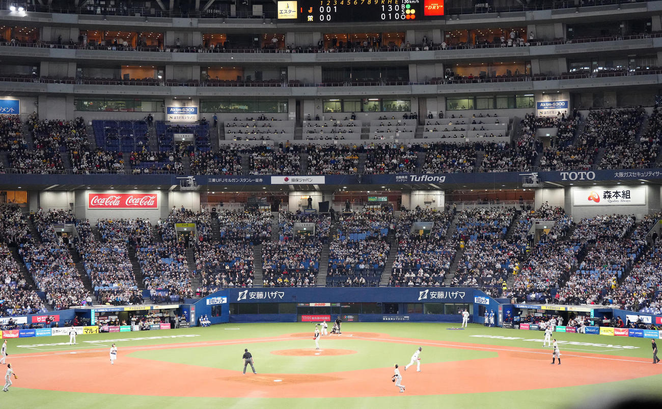 阪神対侍ジャパン　3回表侍ジャパン2死一、二塁、大谷が放った中越え3点本塁打の打球を見つめる大勢の人たち（撮影・江口和貴）