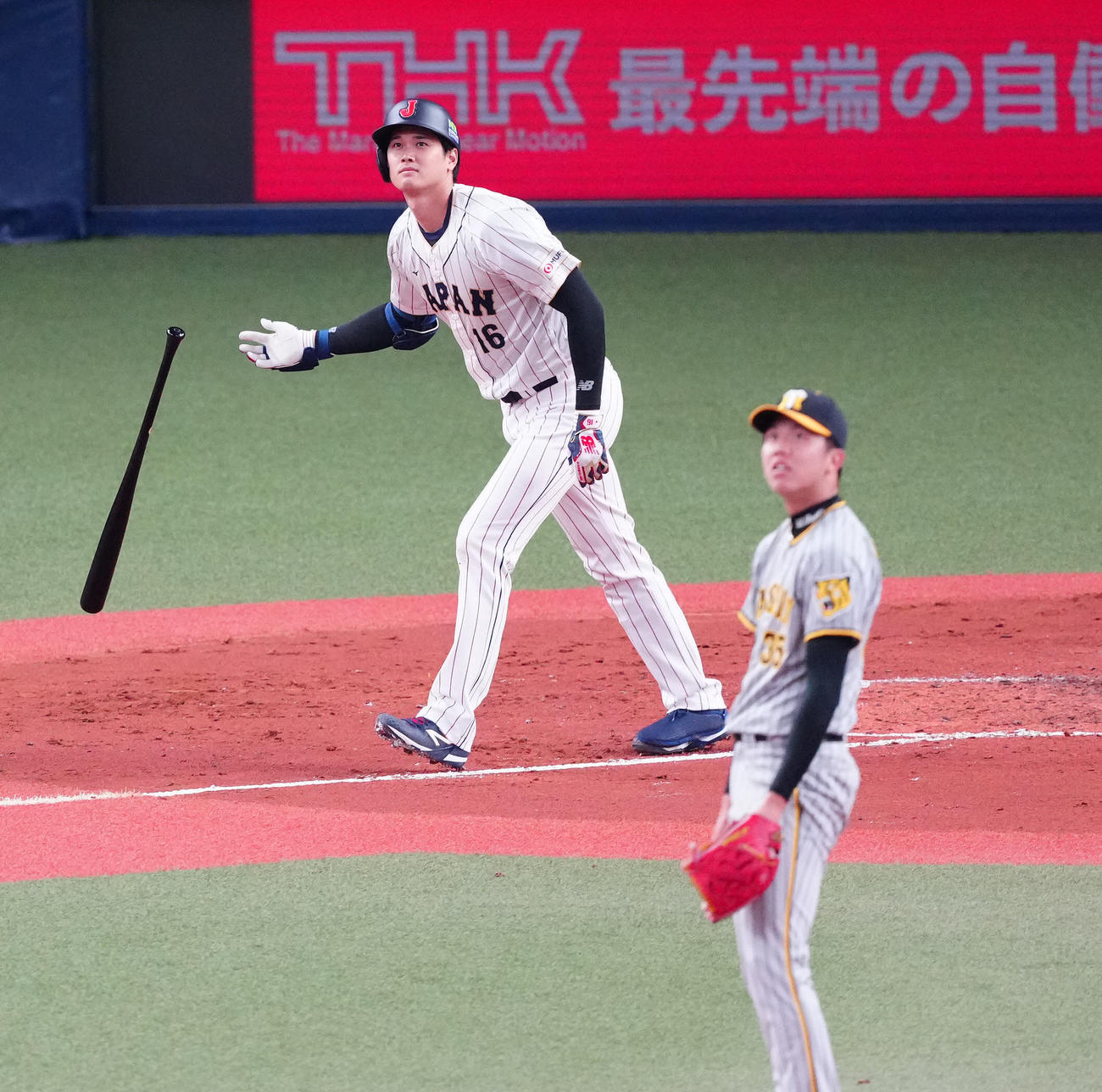阪神対侍ジャパン　3回表侍ジャパン2死一、二塁、中越え3点本塁打を放つ大谷。投手才木（撮影・江口和貴）
