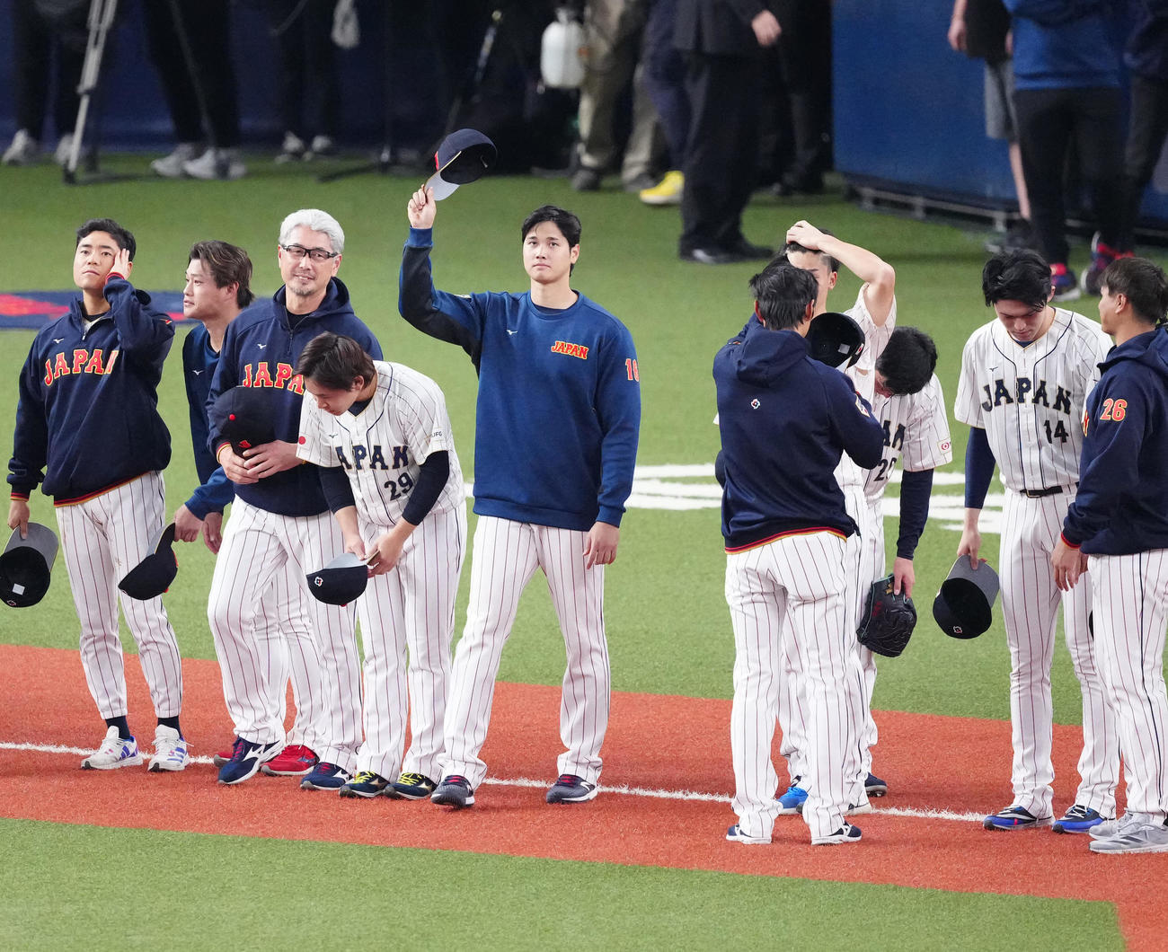 阪神対侍ジャパン　試合後、あいさつする大谷（中央）ら（撮影・江口和貴）