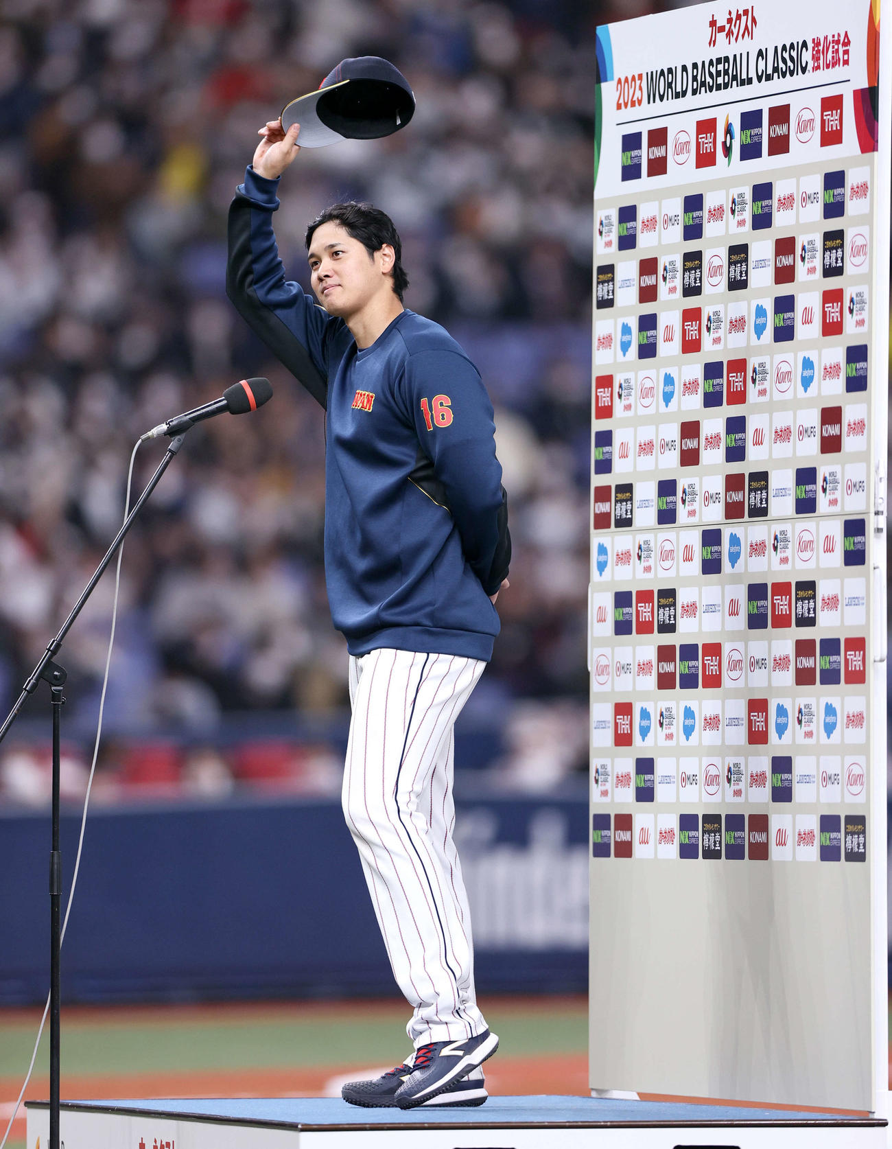 阪神対侍ジャパン　ヒーローインタビューを終え、帽子を取ってファンにあいさつする大谷（撮影・上山淳一）