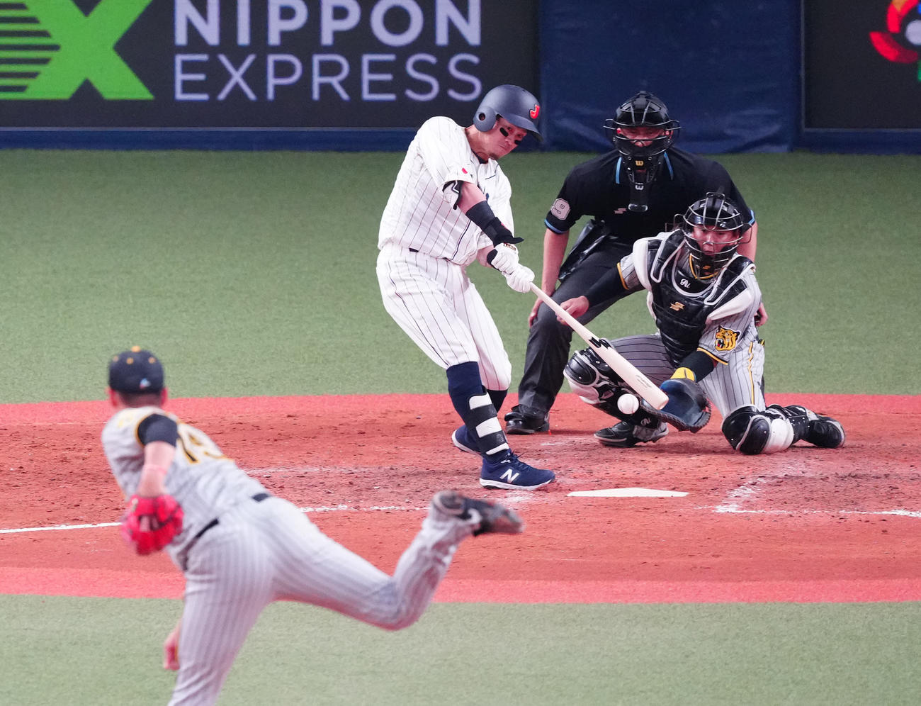 阪神対侍ジャパン　6回表侍ジャパン1死一塁、空振り三振に倒れる牧原（撮影・江口和貴）
