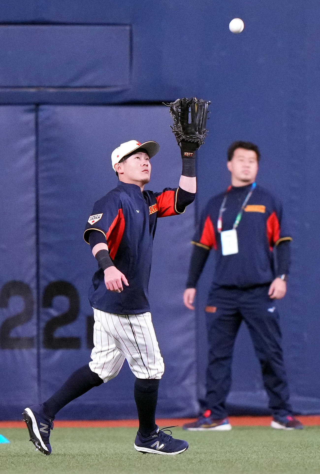阪神対侍ジャパン　チームに合流し、フリー打撃のボールをキャッチする牧原（撮影・狩俣裕三）