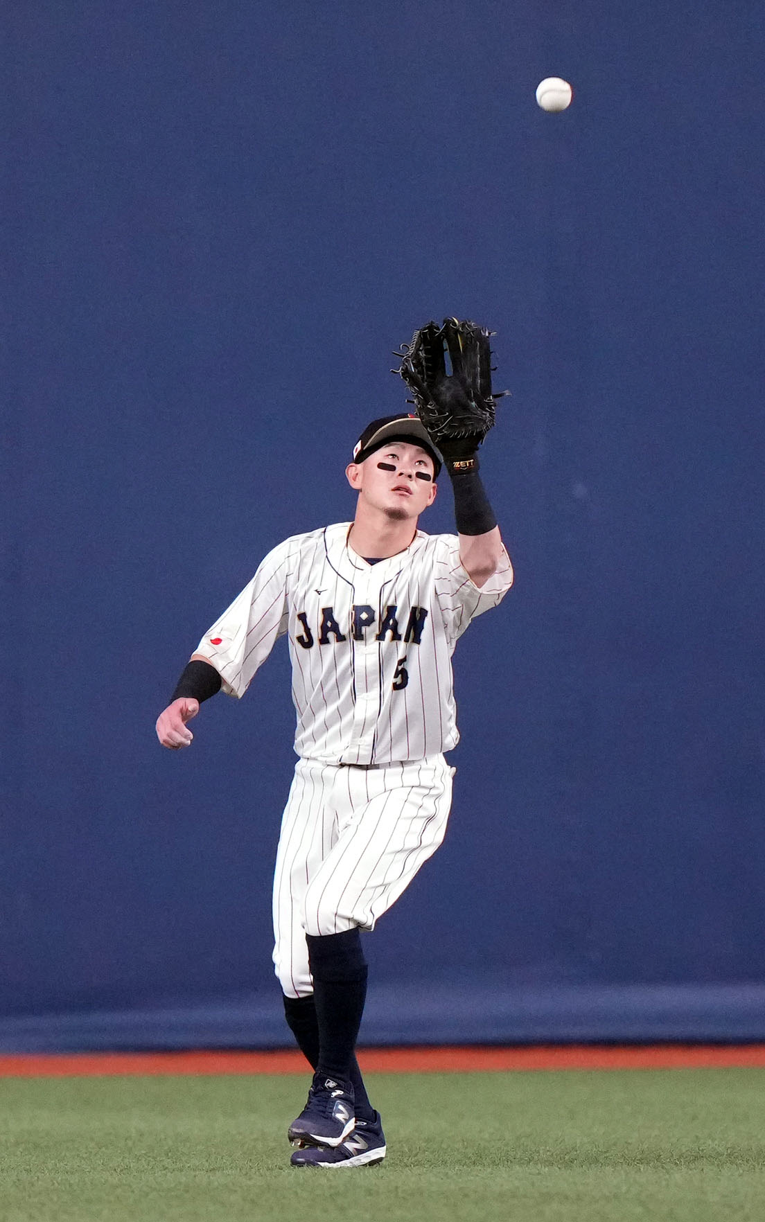 阪神対侍ジャパン　6回裏阪神1死、梅野の中飛をキャッチする牧原（撮影・狩俣裕三）