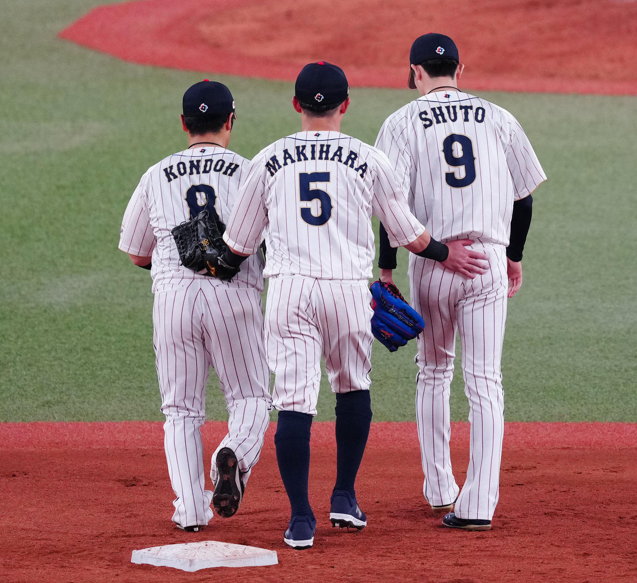 阪神対侍ジャパン　阪神に勝利し、引き揚げる侍ジャパンの外野陣。左から近藤、牧原、周東（撮影・江口和貴）