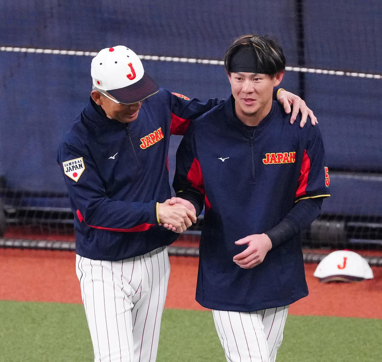 侍ジャパン対阪神　合流し、白井ヘッドコーチ（左）と握手を交わす牧原（撮影・江口和貴）