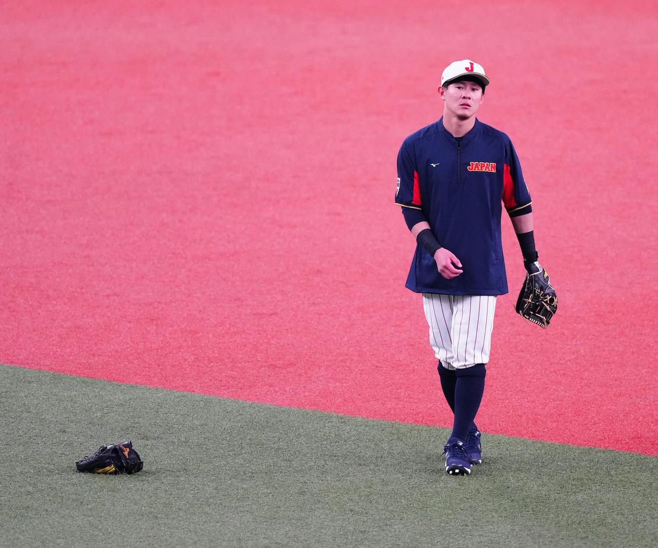 侍ジャパン対阪神　試合前練習で二塁の守備位置に立つ牧原（撮影・江口和貴）