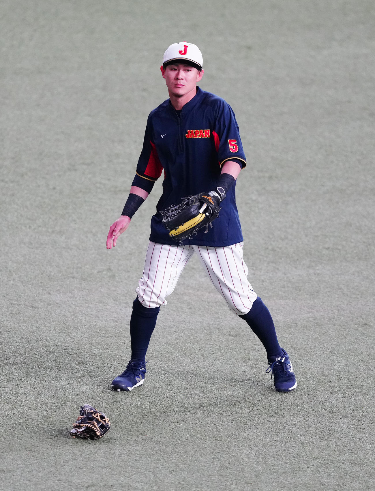 侍ジャパン対阪神　試合前練習で右翼の守備位置に立つ牧原（撮影・江口和貴）