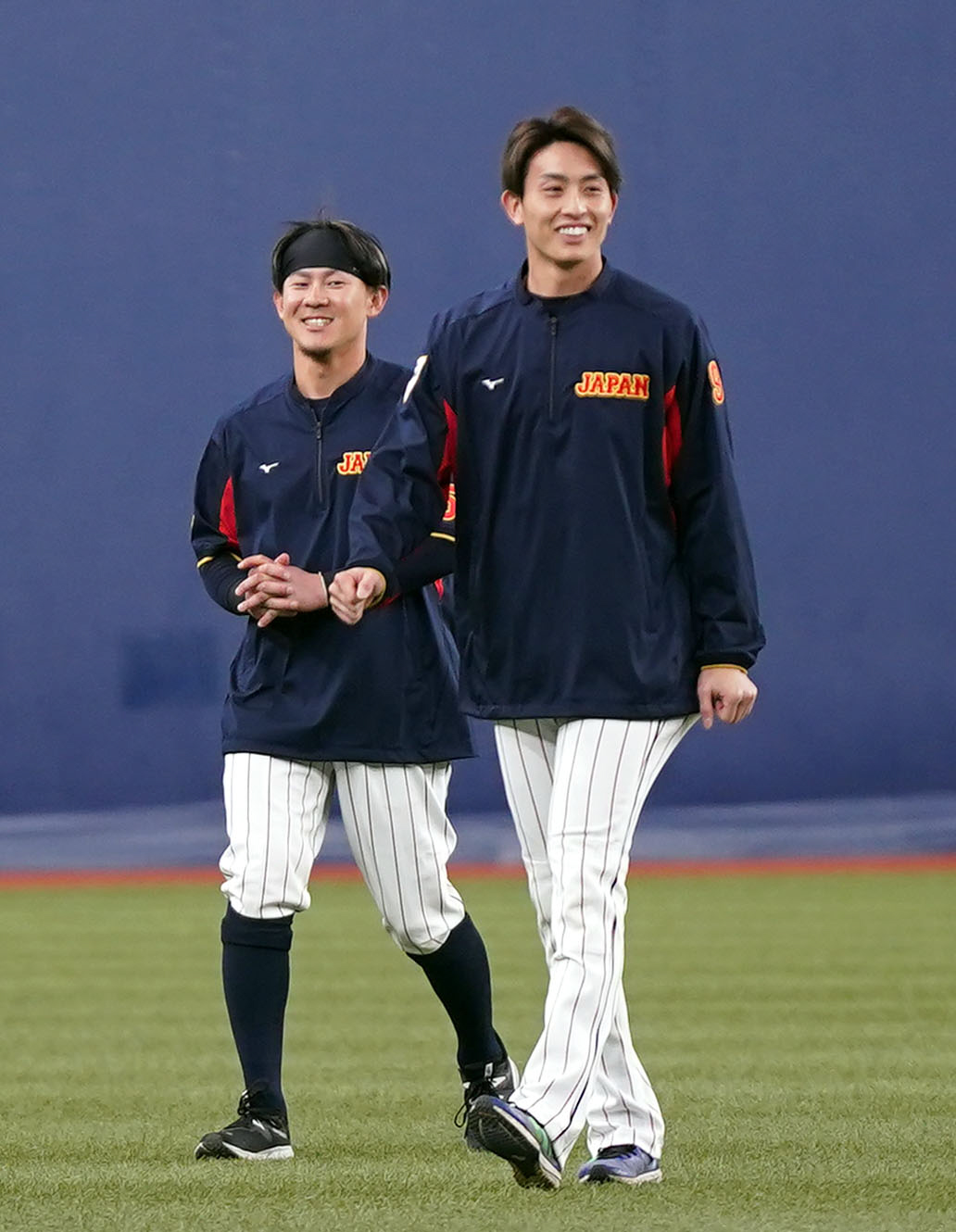 阪神対侍ジャパン　チームに合流し、チームメートの周東（右）といっしょにウオーミングアップをする牧原（撮影・狩俣裕三）