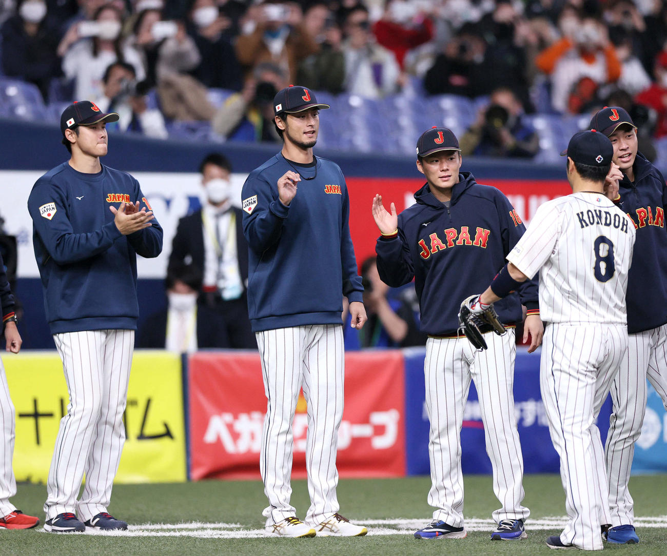 阪神対侍ジャパン　阪神に勝利し、近藤（右手前）らナインを出迎える、左から大谷、ダルビッシュ、山本（撮影・上山淳一）