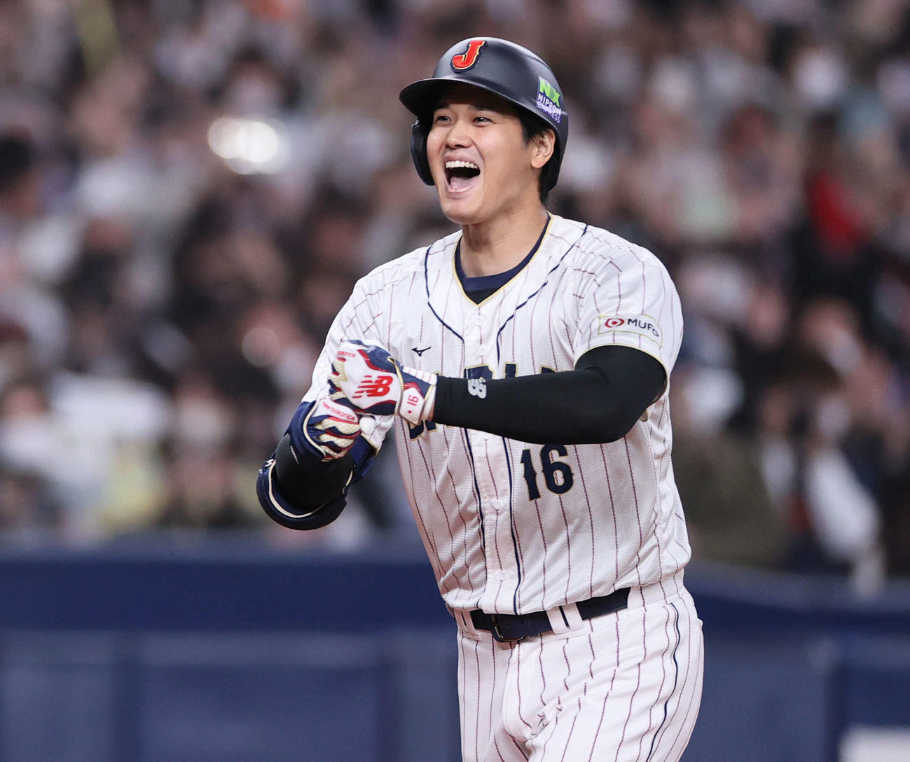 阪神対侍ジャパン　3回表侍ジャパン2死一、二塁、大谷は中越え3点本塁打を放ち、ポーズをとりながら笑顔でダイヤモンドを1周する（撮影・上山淳一）