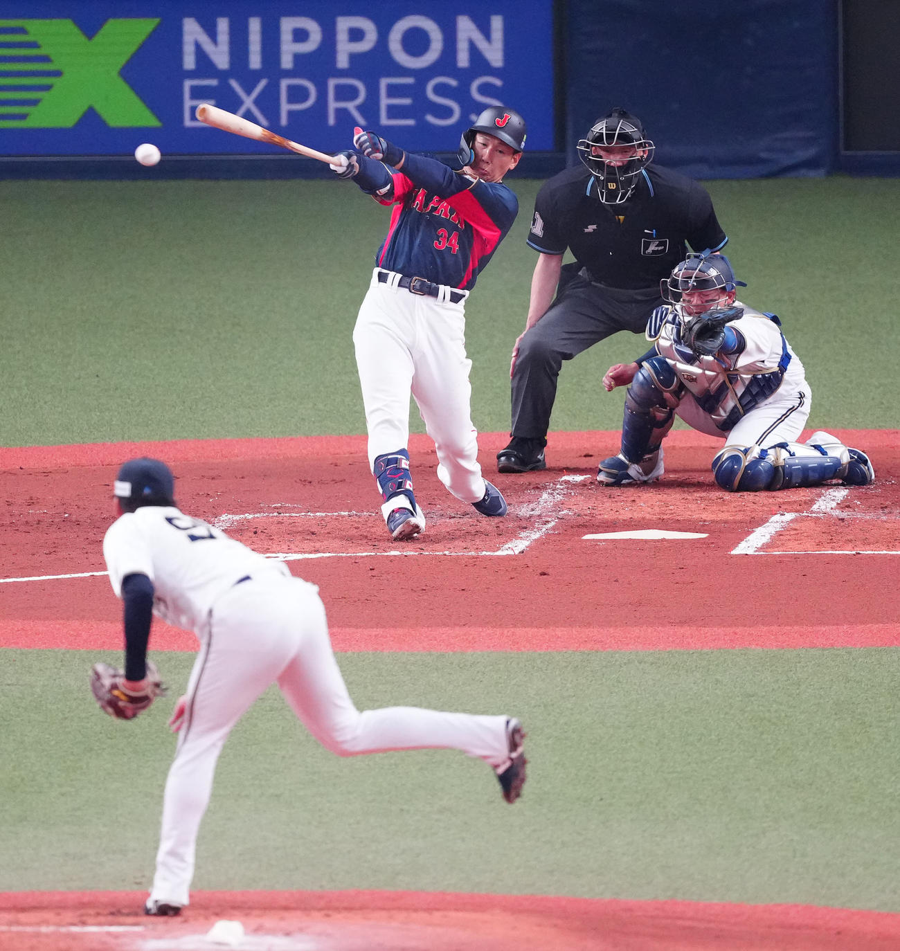 侍ジャパン対オリックス　1回裏侍ジャパン1死一、二塁、右前に先制適時打を放つ吉田。投手東（撮影・江口和貴）