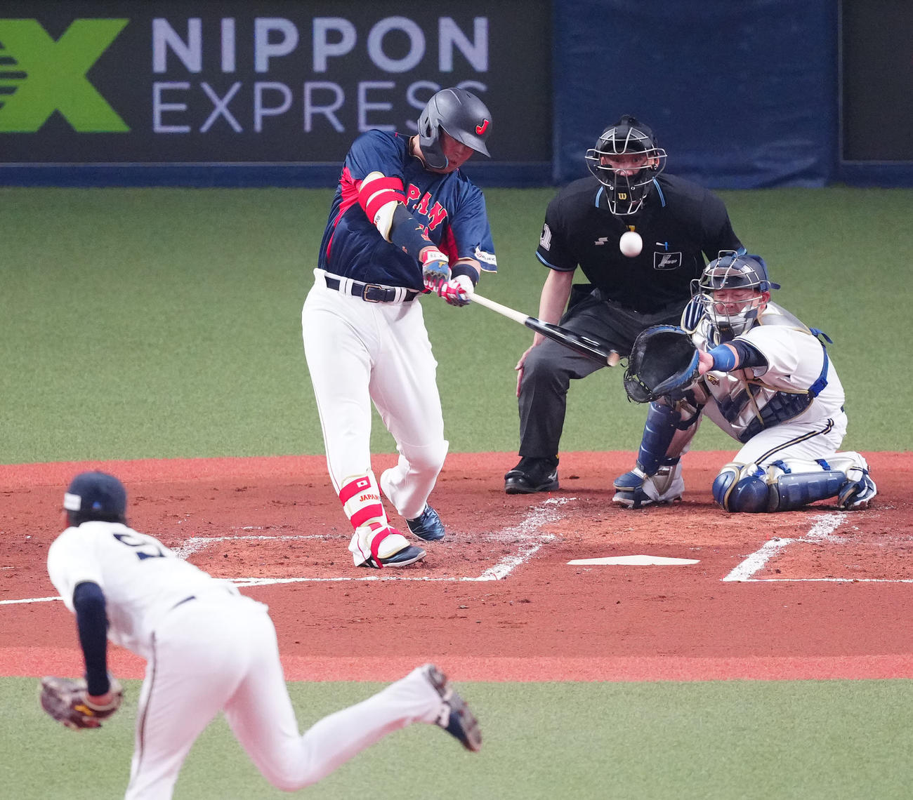 侍ジャパン対オリックス　1回裏侍ジャパン2死一、二塁、左中間に3点本塁打を放つ村上。投手東（撮影・江口和貴）
