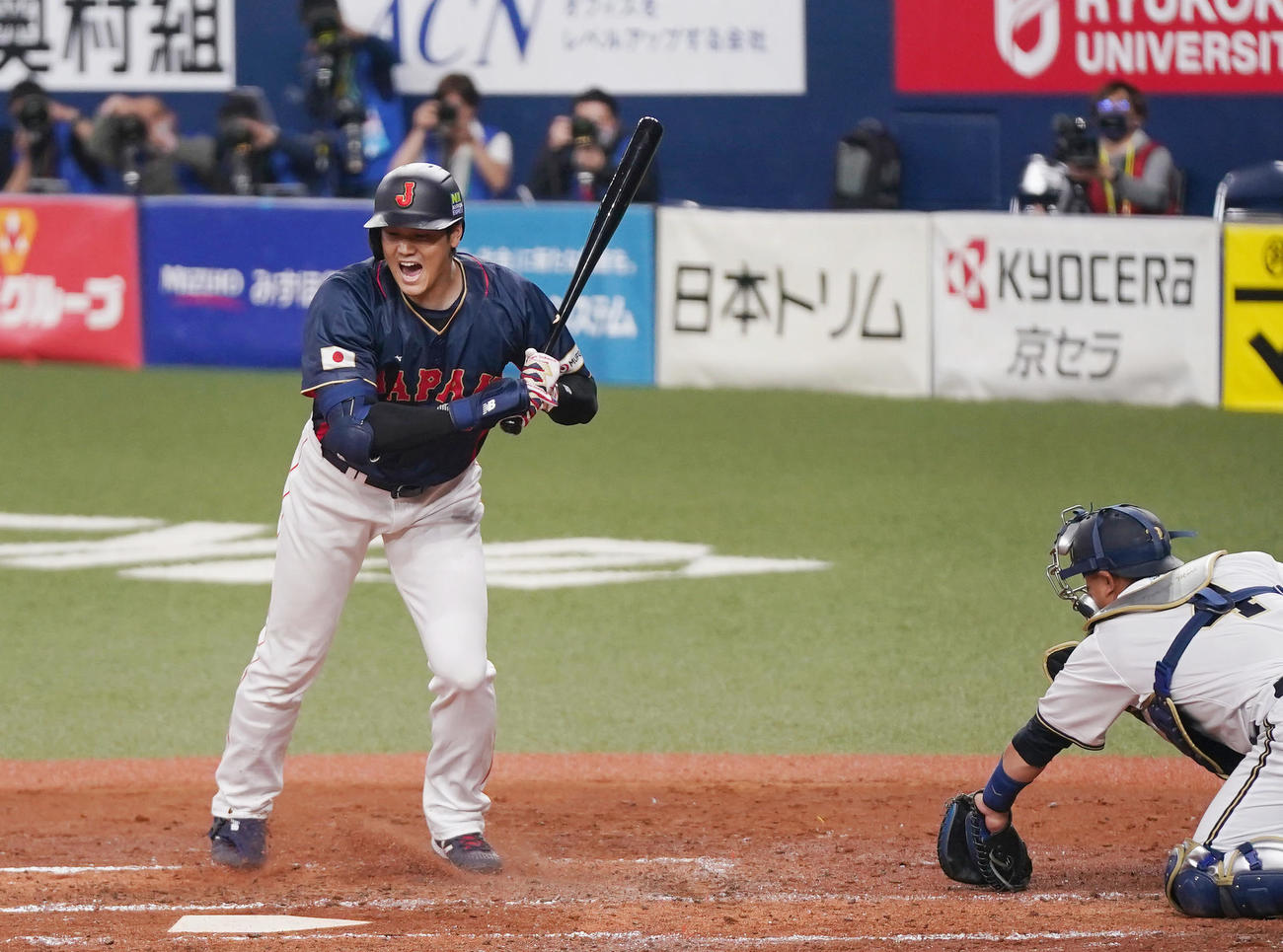 侍ジャパン対オリックス　2回裏侍ジャパン2死一、二塁、ボールをよけながらさけび、四球を選ぶ大谷（撮影・狩俣裕三）