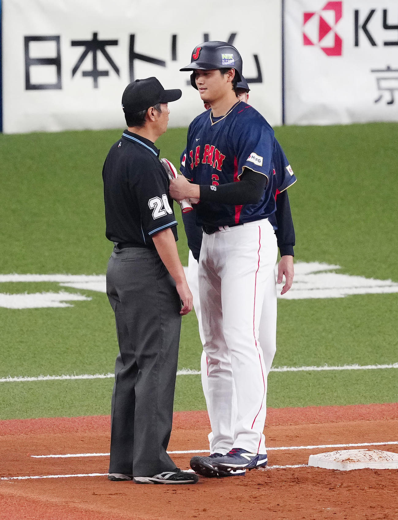 侍ジャパン対オリックス　2回裏侍ジャパン2死一、二塁、四球を選んだ大谷（右）は白井塁審の胸にグーパンチ（撮影・江口和貴）