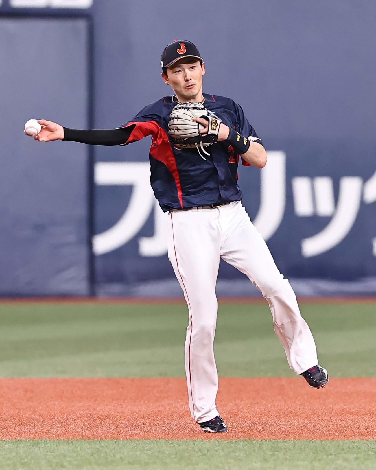 WBC強化試合　侍ジャパン対オリックス　4回表オリックス2死、源田は杉本の遊ゴロを軽快にさばく（撮影・上田博志）