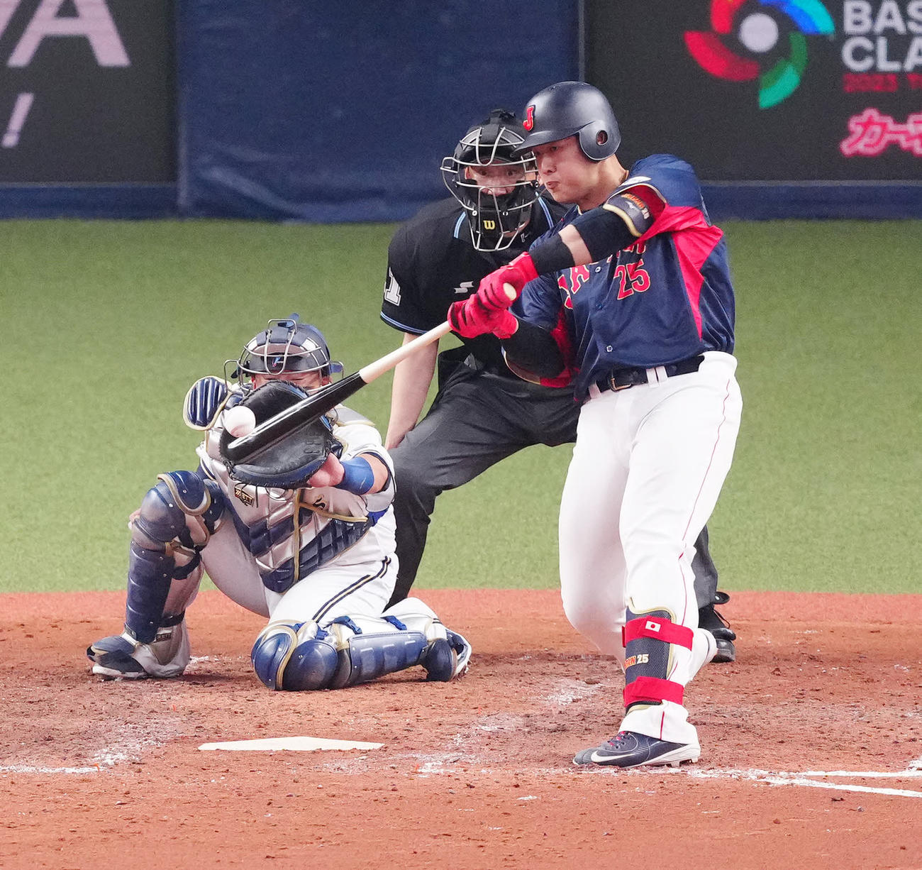 侍ジャパン対オリックス　6回裏侍ジャパン1死一、二塁、中前打を放つ岡本（撮影・江口和貴）