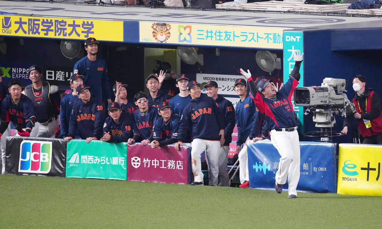 侍ジャパン対オリックス　8回裏侍ジャパン無死、左越えソロ本塁打を放ち、どすこいポーズを決める山川（撮影・江口和貴）