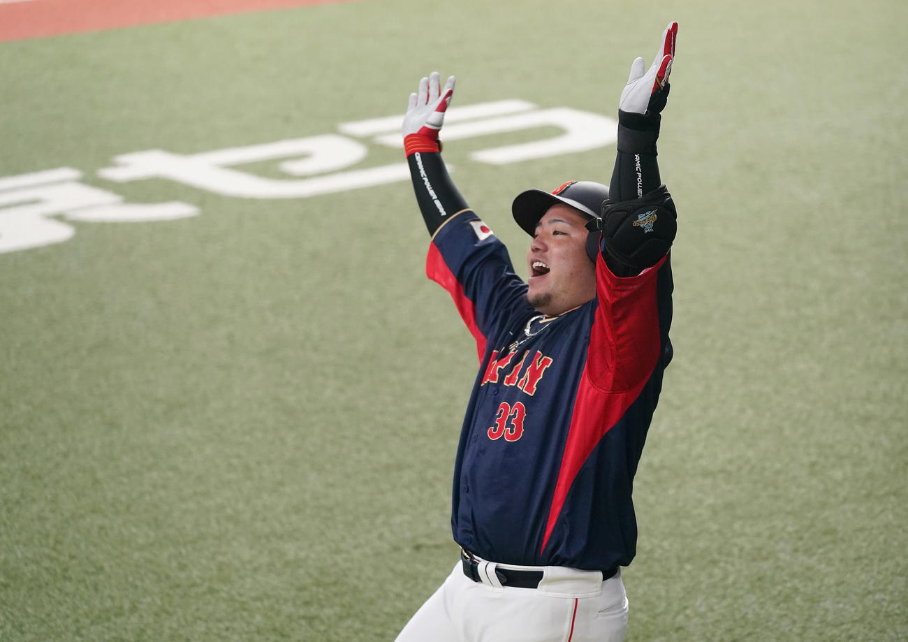 侍ジャパン対オリックス　8回裏侍ジャパン無死、ソロ本塁打を放ち、どすこいポーズを決める山川（撮影・狩俣裕三）