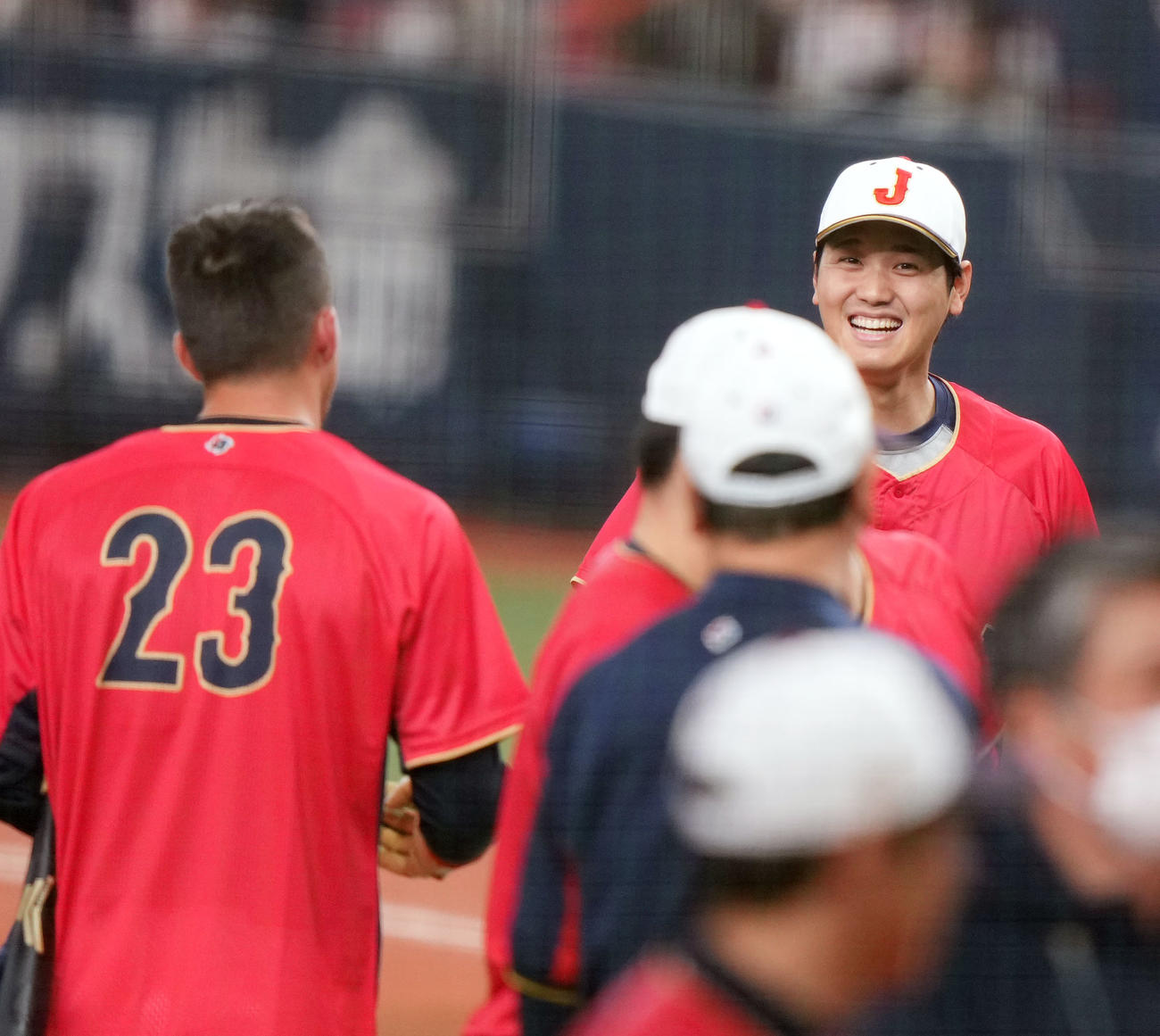 オリックス対侍ジャパン　試合前、ヌートバー（左）に笑顔を見せる大谷（撮影・狩俣裕三）
