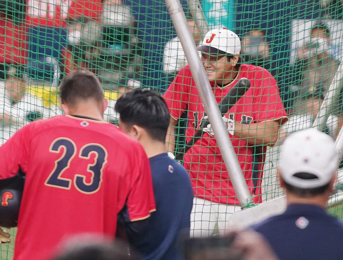 オリックス対侍ジャパン　試合前、フリー打撃でバントの格好でお茶目な表情を見せる大谷（右）（撮影・狩俣裕三）