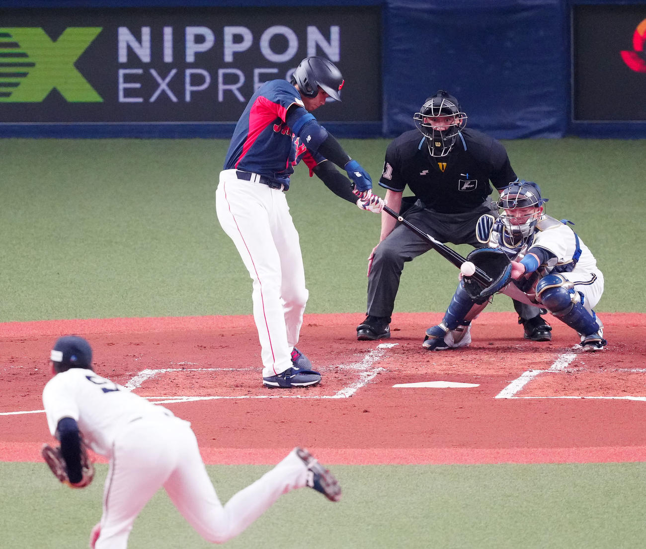 侍ジャパン対オリックス　1回裏侍ジャパン1死一塁、中前打を放つ大谷。投手東（撮影・江口和貴）