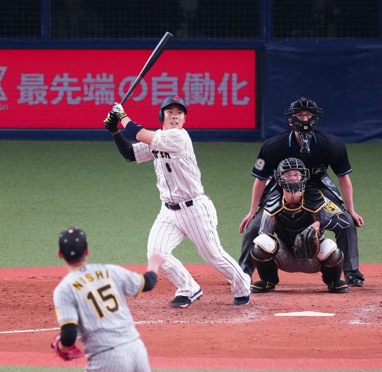 阪神対侍ジャパン　9回表侍ジャパン2死、二塁打を放つ近藤。投手西純（撮影・江口和貴）