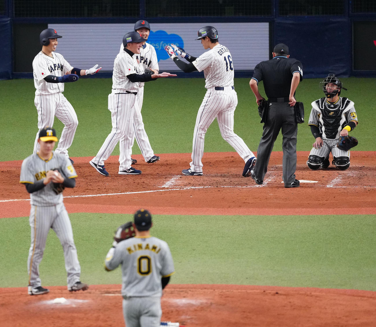 阪神対侍ジャパン　5回表侍ジャパン2死一、二塁、2打席連続となる3点本塁打を放ち、タッチを交わす大谷（左から4人目）（撮影・江口和貴）