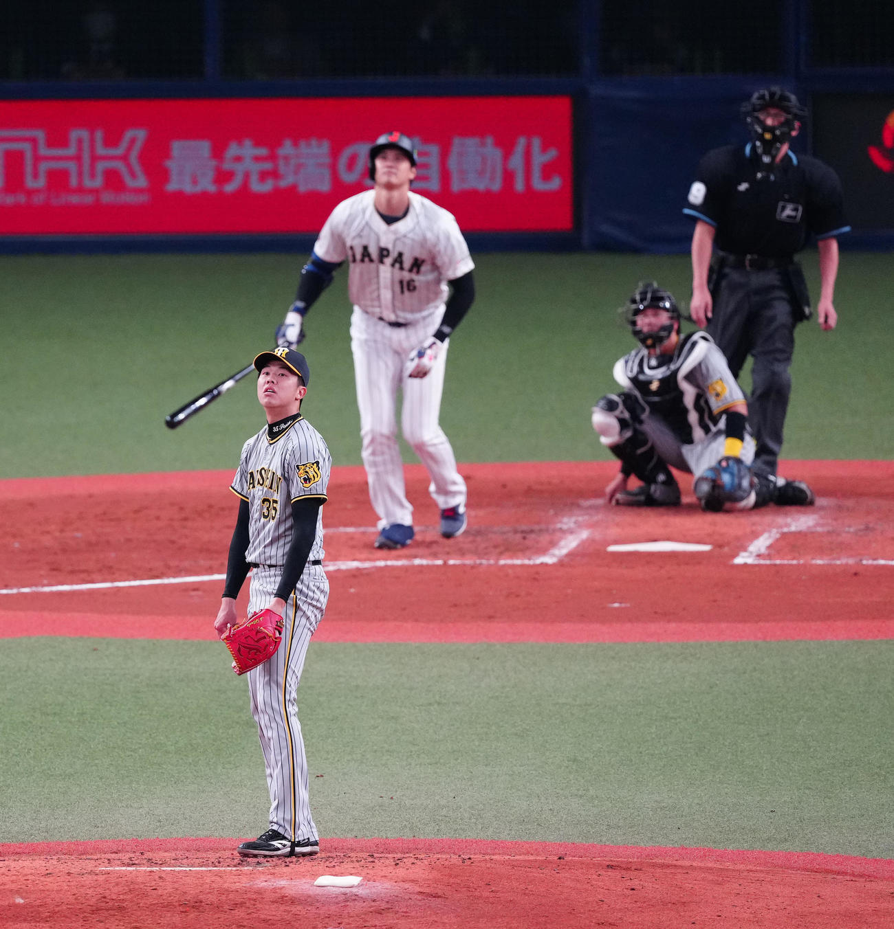 阪神対侍ジャパン　3回表侍ジャパン2死一、二塁、大谷（後方左）に中越え3点本塁打を浴びる才木（撮影・江口和貴）