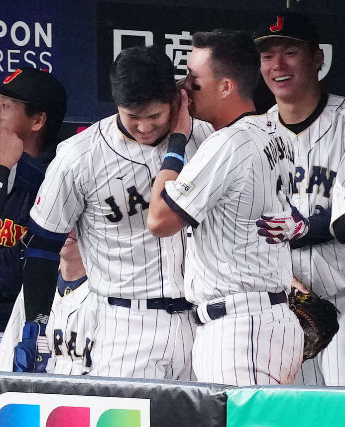 阪神対侍ジャパン　3回表侍ジャパン2死一、二塁、3点本塁打を放ち、ヌートバー（右）から耳元で声をかけられる大谷（撮影・江口和貴）