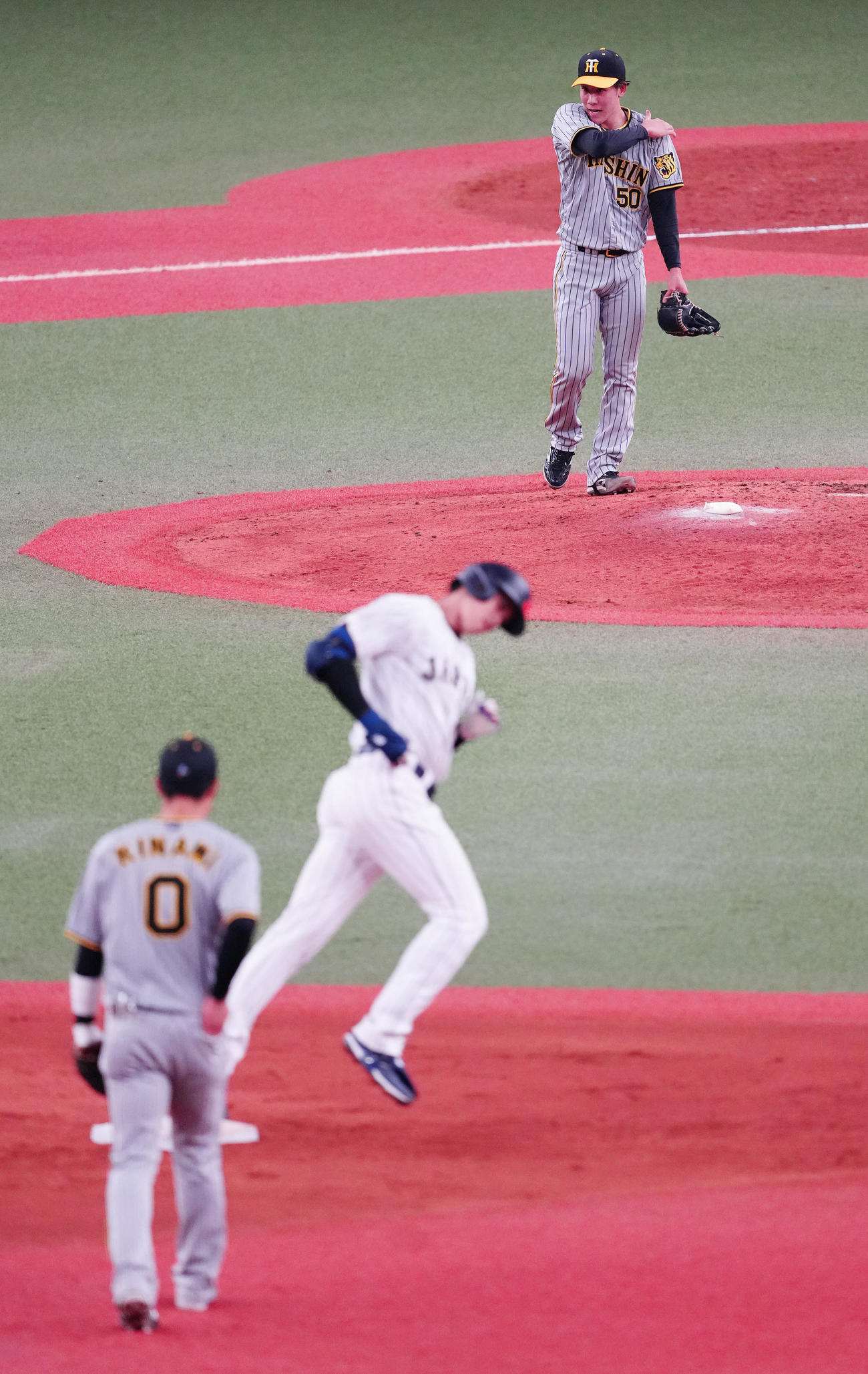 阪神対侍ジャパン　5回表侍ジャパン2死一、二塁、大谷（手前右）に3点本塁打を浴びた富田（撮影・江口和貴）