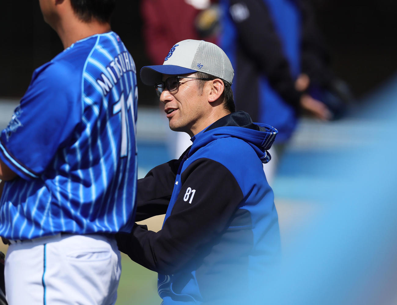 試合前、練習を見つめるDeNA三浦監督（撮影・足立雅史）