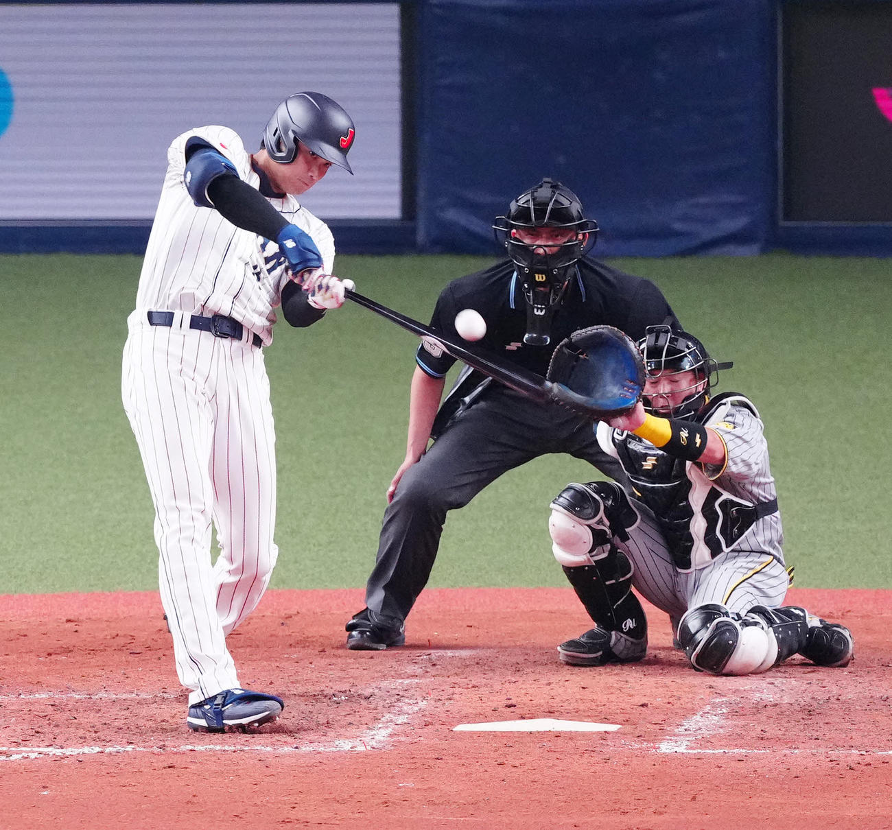 阪神対侍ジャパン　5回表侍ジャパン2死一、二塁、右中間に2打席連続となる3点本塁打を放つ大谷（撮影・江口和貴）