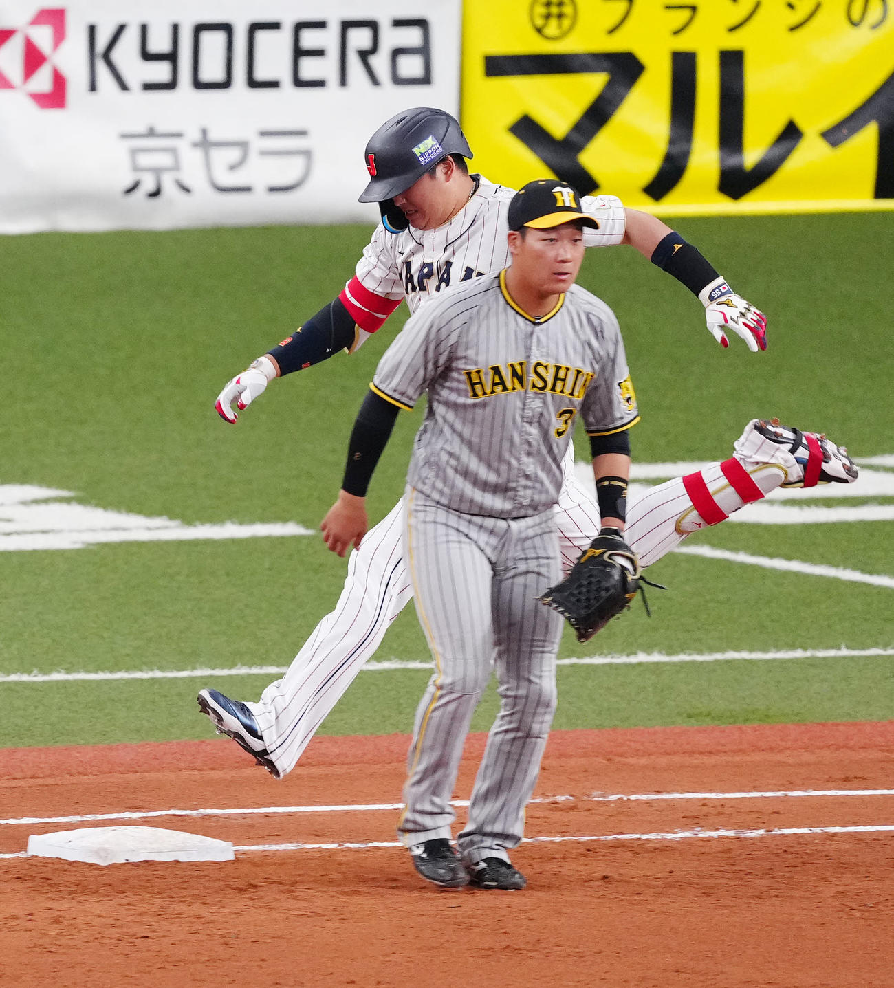 阪神対侍ジャパン　5回表侍ジャパン2死、二塁内野安打とする村上（後方）。一塁手大山（撮影・江口和貴）
