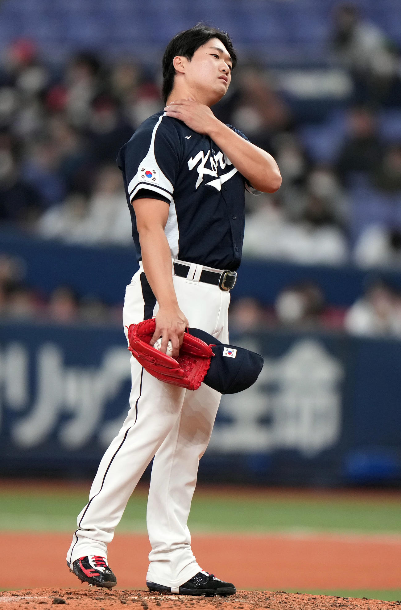 オリックス対韓国　8回裏途中、首筋を痛め、降板する韓国7番手の高祐錫（撮影・狩俣裕三）